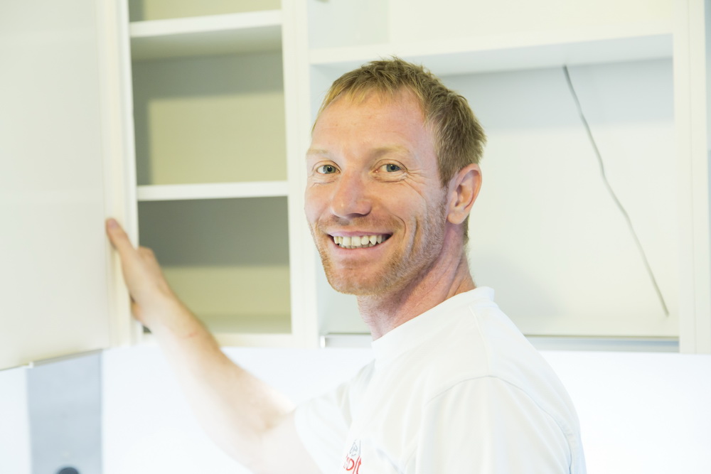 Möbel Polt Monteur Peter Putz lächelt in die Kamera