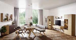 Esszimmer mit Holztisch und Sitzgruppe aus Holz mit braunen Lederpolstern