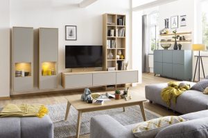 Modernes Wohnzimmer mit grauen und gelben Akzenten, graue Wohnzimmerwand mit hölzernen Details und graue Sofalandschaft