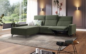 Olivgrünes Sofa in L-Form mit ausfahrbarer Fußablage