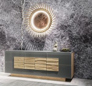 Modernes Sideboard mit grünem Milchglas und Holzakzenten