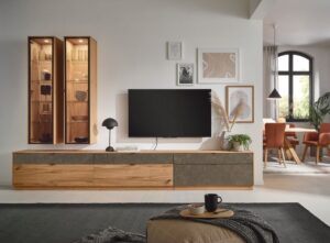 Wohnwand aus Holz mit dunklen Akzenten