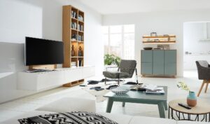 Wohnzimmer in grün-weißem Design, mit moderner Wohnzimmerwand