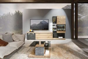 Wohnzimmerwand aus Holz und dunklen Marmor-Elementen