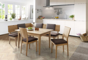 Holztisch mit dazu passender Sitzgruppe aus Holz mit braunen Polstern