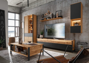 Wohnzimmer im rustikalen Stil mit massivholz Wohnzimmerwand und Tisch