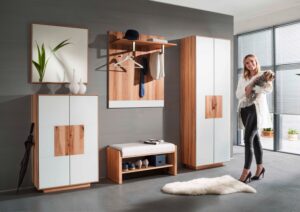 Garderobe mit Holzgarderobe und weißen Türen