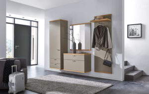 Vorraum mit Schwebegaderobe in einem hellen Mattbraun