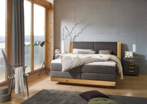 Boxspringbett in grau mit Holzrahmen