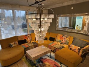 große Sofalandschaft aus orangenem Polster mit extravagantem Druck von Klimt
