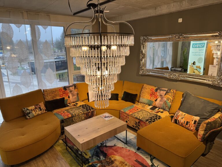 große Sofalandschaft aus orangenem Polster mit extravagantem Druck von Klimt