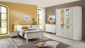 Weißes Holzbett mit dazu passendem Kleiderschrank