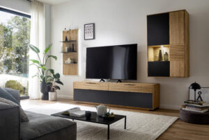 Wohnzimmerwand aus Holz mit schwarzen Elementen