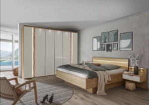 Massivholzbett mit beleuchteter Rückenlehne