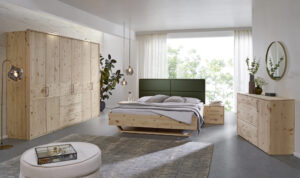 Massivholzbett mit grüner Rückenlehne aus Stoff