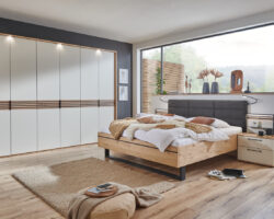 designorientiertes Schlafzimmer CASABLANCA in Balkeneiche furniert/Lack sand kombiniert