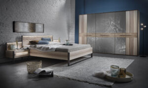 Helles Massivholzbett