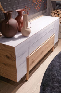 Sideboard in Marmor-Optik mit Holzbeinen