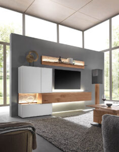 Moderne Wohnzimmerwand mit weißen Schränken und Sideboard aus Holz