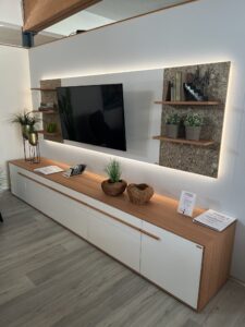 Wohnwand mit Buchhalterungen und Halterung für Fernseher