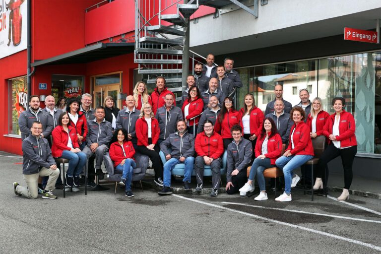 Teamfoto Möbelpolt, alle Mitarbeitenden lächeln freundlich in die Kamera