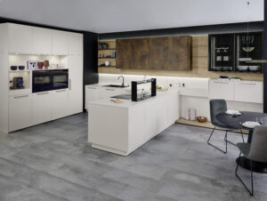 offene Küche in Cremeweiß mit schwarzen Akzenten