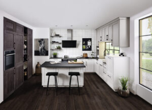 Küche in weißem Holz, Kochinsel und grau-schwarzen Arbeitsplatten