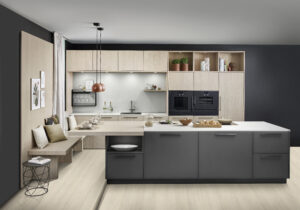 Moderne Holzküche mit Kochinsel, welche anthrazit farbige Akzente hat.