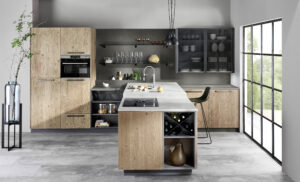 Moderne Holzküche mit dunkelgrauen Akzenten und Kochinsel mit Steinarbeitsplatte