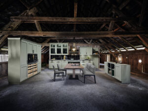 Offene Holzküche in hellem Grünton