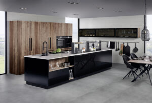 Offene Küche mit Kochinsel in Hochglanz-Schwarz und Küchenschränken als stylischer Kontrast in Holz