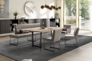 modernes Esszimmer mit langem Holztisch und Leder-Sitzbank in braun, sowie den dazu passenden Lederstühlen