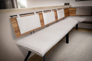 Sitzbank aus Holz mit beigefarbenen Polstern für Sitzfläche und Rückenlehne