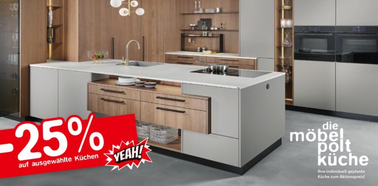 Moderne Küche mit Kücheninsel mit grauer Front, weißer Arbeitsplatte und Holzelementen