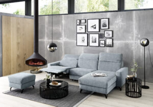 Sofalandschaft mit ausklappbarer Fußablage in Taubengrau und passender Sofahocker