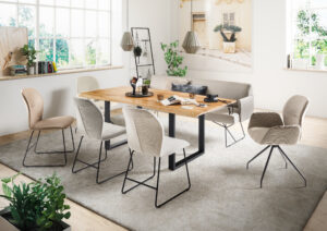 Helles Esszimmer mit Holztisch und Stühlen mit beigem Cordbezug