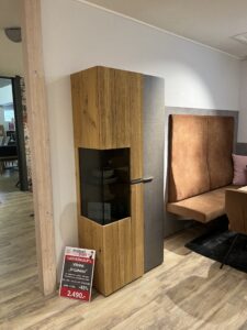 Holzvitrine mit schwarzem Glas