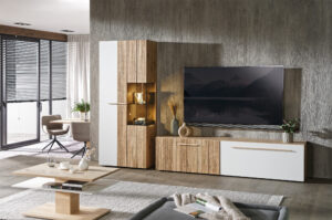 Wohnzimmerwand aus Holz mit einer dazu passenden Vitrine mit Holzelementen