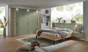 Massivholzbett mit lindgrüner Rückenlehne