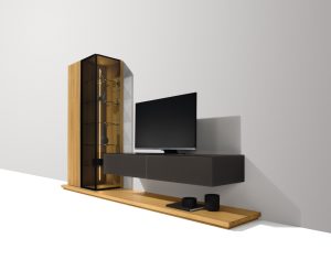 Elegante Wohnwand aus Holz und mit schwarzen Details und einem Vitrinenschrank