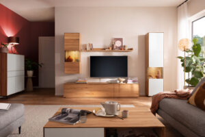 Gemütliches Wohnzimmer mit eleganter Holz-Wohnzimmerwand und dazu passendem Wohnzimmertisch