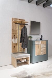 Vorraum mit Garderobe aus Holz und olivgrünem Sideboard
