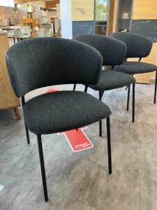 Stuhl mit dunkelgrauen, groben Stoffüberzug