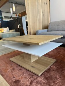 Zweistöckiger Couchtisch mit einer weißen und einer schwarzen Arbeitsplatte