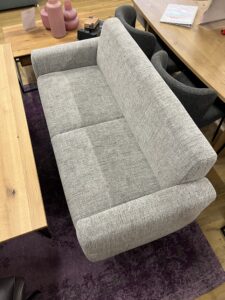 Polstersofa in hellem grau