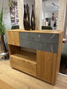 Sideboard aus Holz mit grauem Steinelement