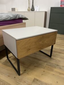 Kleiner Beistelltisch in weiß mit Schublade in Holzoptik