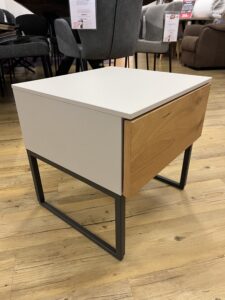 Kleiner Beistelltisch in weiß mit Schublade in Holzoptik