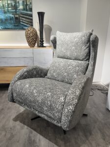 Sessel in grau-weißem Muster zum Zurücklehnen