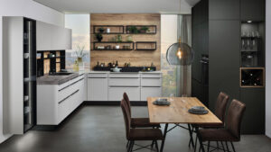 Moderne Küche mit weißen Fronten und Rückwand aus Holz